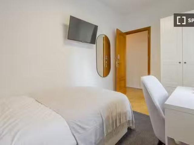 ¡Renta! Se alquila habitación en apartamento de 5 dormitorios.