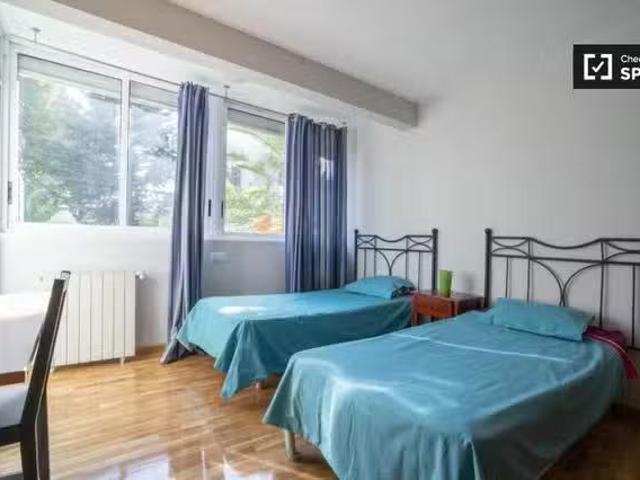 ¡Oferta! Se alquila habitación en apartamento de 3 habitacione.
