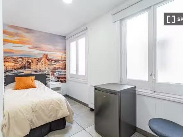 Nuevo Se alquila habitación en piso de 18 habitaciones en Madrid