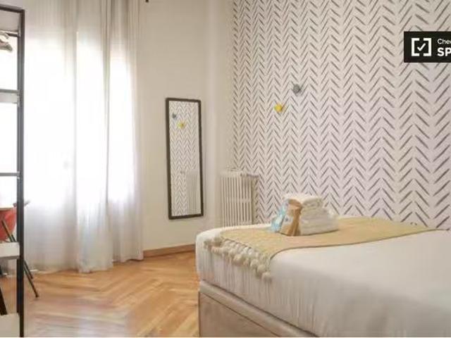¡En alquiler! Se alquila habitación en piso de 10 habitaciones.