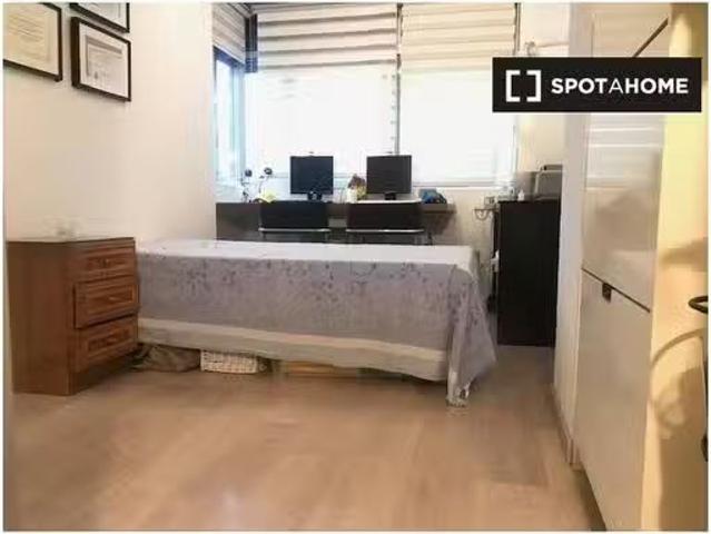 ¡Oferta! Se alquila habitación en piso de 3 dormitorios en Leg.