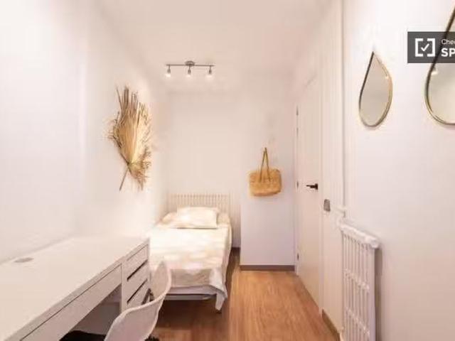Único Se alquila habitación en piso de 4 dormitorios en Gràcia.