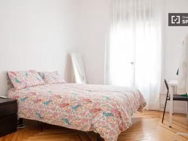 ¡Recién llegado! Se alquila habitación en piso de 5 dormitorio.