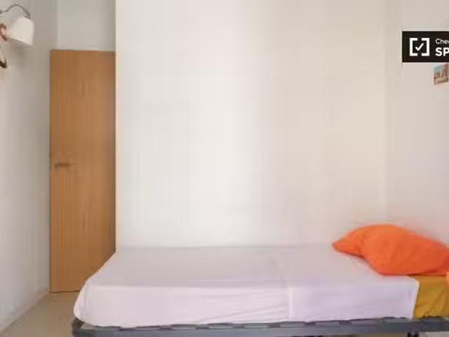¡En alquiler! Se alquilan habitaciones en apartamento de 6 dor.
