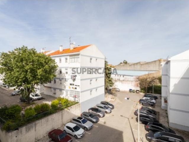Encantador T2 em Santa Clara, Lumiar: Oportunidade Única para a sua Família em Lisboa! Luz Natural, Varanda Fechada e Proximidade a Serviços!