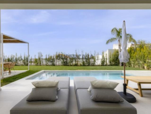 Encantadora Vila T3 com Piscina, Jacuzzi e Vista Panorâmica no Algarve