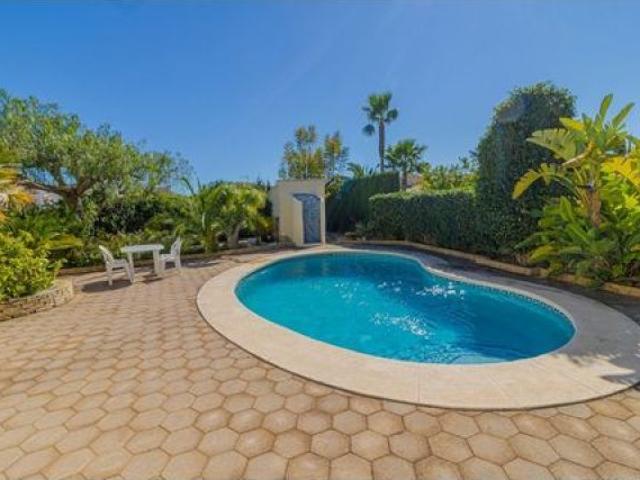 Encantadora villa con piscina privada y amplia parcela en Calpe. MPQJ T3211
