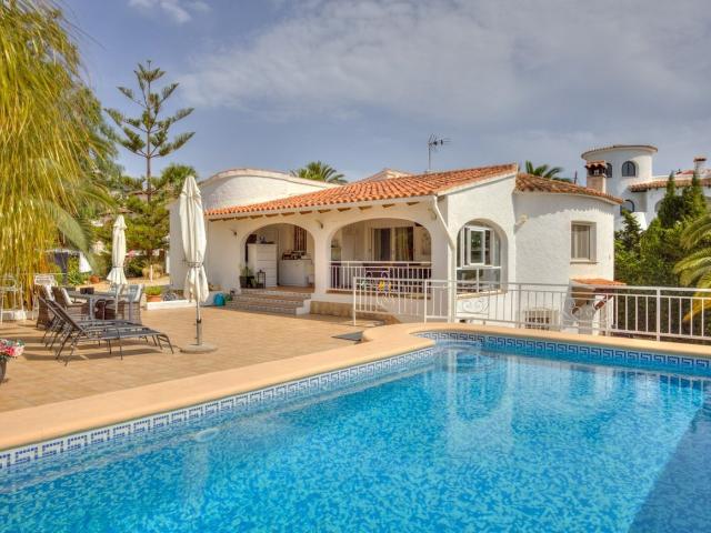 Encantadora villa con piscina privada y jardín mediterráneo. 173m² Moraira