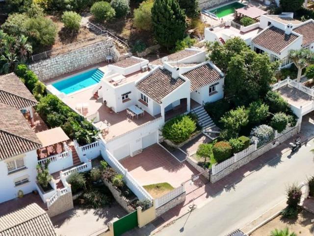 Encantadora Villa con Piscina Privada y Vistas a la Montaña en Cerros del Águila, Fuengirola