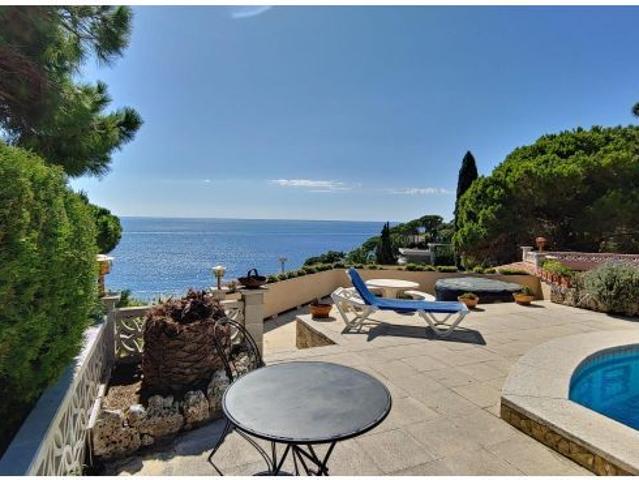 Encantadora villa con vistas al mar y piscina en una ubicación privilegiada