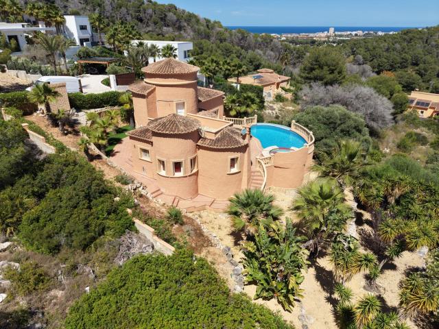 Encantadora villa con vistas panorámicas al mar y licencia turística
