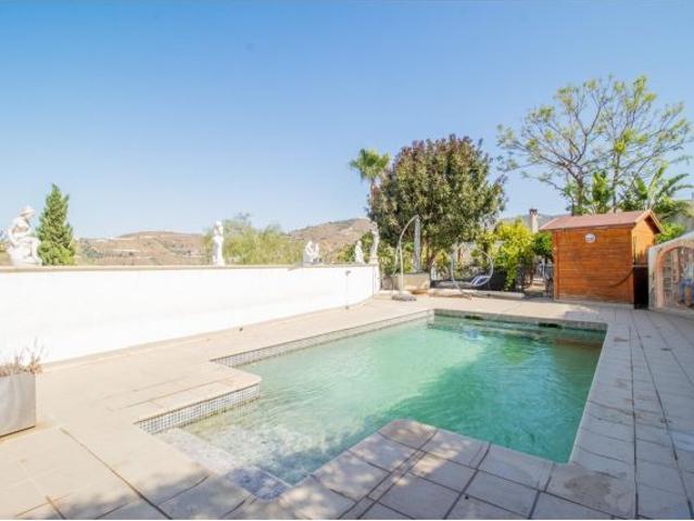 Encantadora villa de 2 dormitorios con piscina climatizada, jacuzzi y amplio jardín con árboles frut