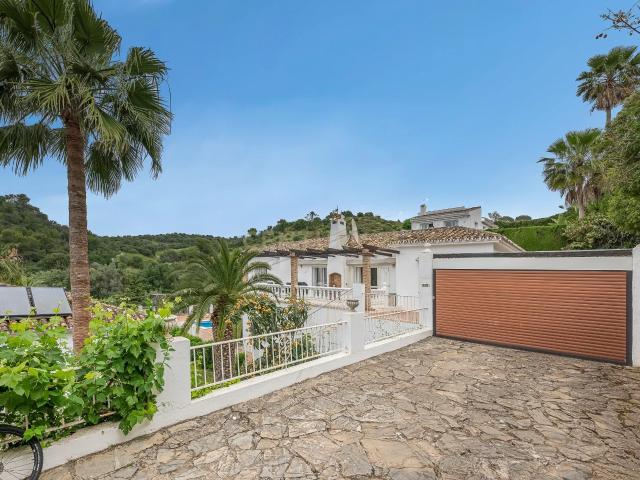 Encantadora Villa de 3 Dormitorios con Piscina en Amplia Parcela en El Rosario, Marbella – Gran Potencial de Reforma o Lista para Entrar