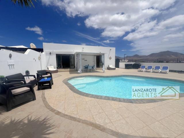 Encantadora villa de 3 dormitorios con piscina privada climatizada y magníficas vistas, cerca del centro de Playa Blanca