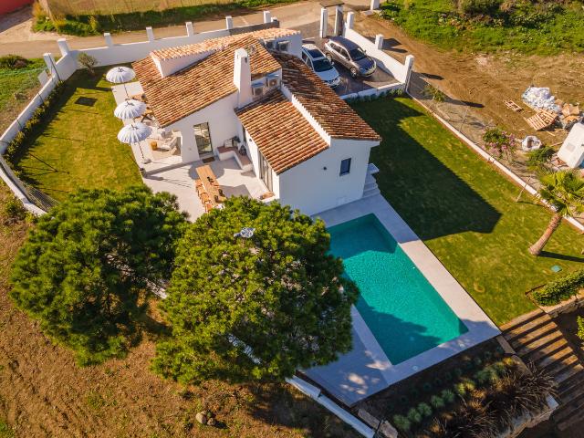 Encantadora villa de estilo bohemio con vistas al mar y a la montaña en Estepona