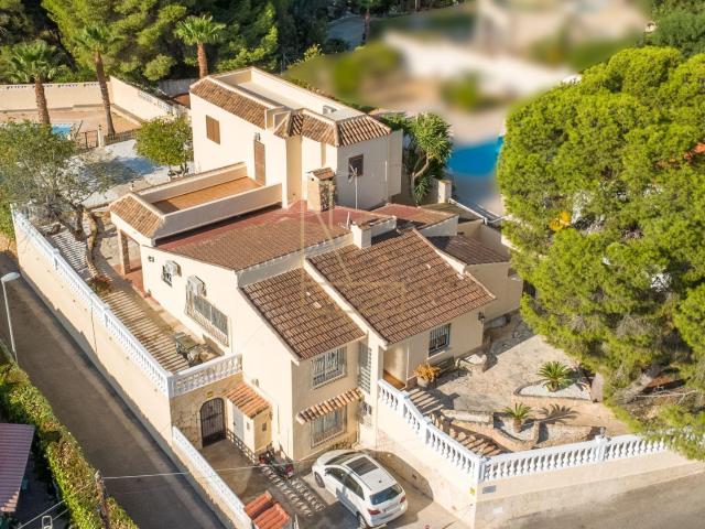 Encantadora villa en venta en La Nucía, situada en una gran. 320m² La Nucía