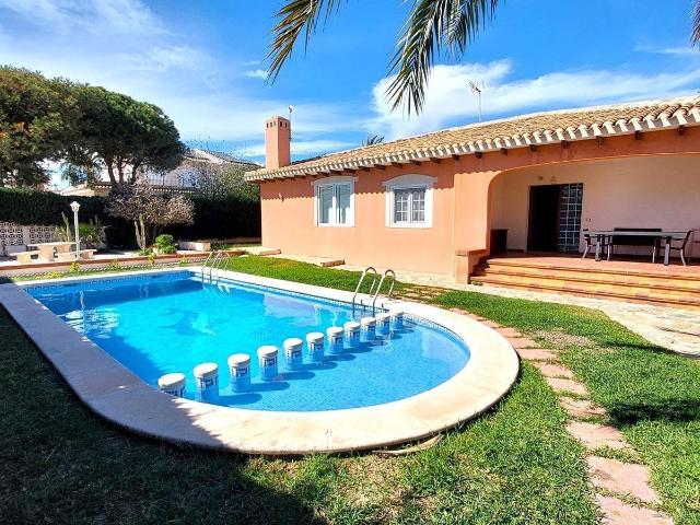 Encantadora villa en Cabo Roig, a solo tres minutos a pie de la playa