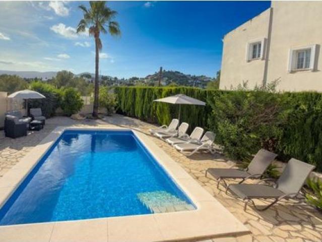 Encantadora villa en esquina con piscina privada cerca de las playas de la Fossa y la Fustera. MPQJ