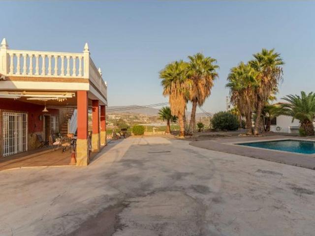 Encantadora Villa Española con Casa de Invitados, Gran Piscina y Vistas Espectaculares Cerca de las