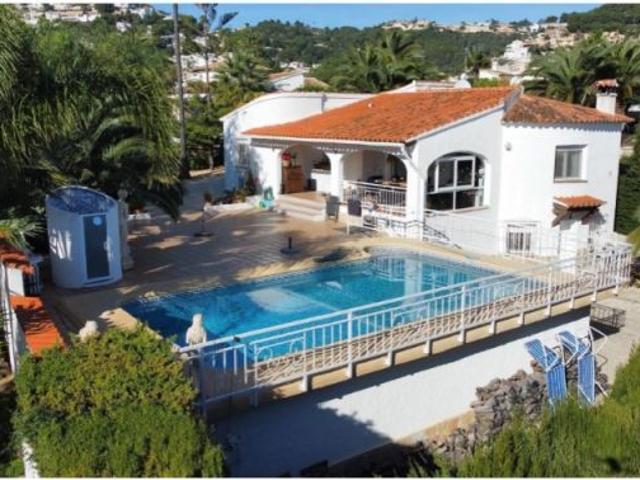 Encantadora villa independiente con piscina y vistas al mar lista para mudarse