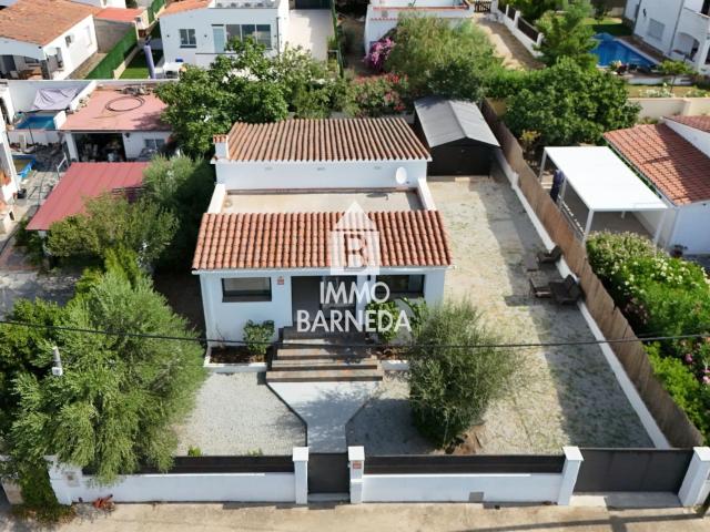 Encantadora villa independiente reformada con amplio terreno. 118m² Roses
