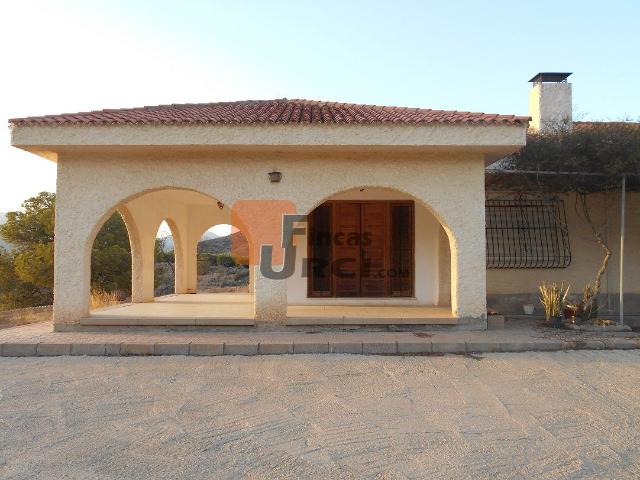 Encantadora vivienda con amplia parcela en un entorno natural privilegiado, a pocos minutos de Águilas