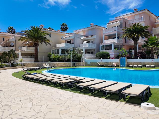 Encantadora vivienda con amplia terraza y vistas a la costa