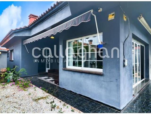 ¡Encantadora y luminosa villa al lado mismo de la playa!