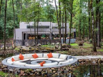 ENCANTADORA CASA MODERNA A LA VENTA RODEADA DE UN ENTORNO BOSCOSO