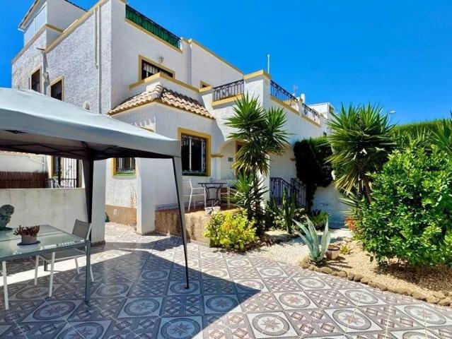 Encantadora casa adosada con amplias zonas exteriores en Los Altos – Orihuela Costa