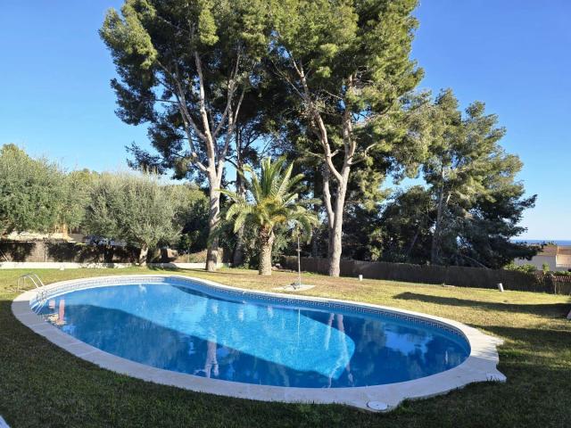 Encantadora Casa Adosada con Piscina Comunitaria y Vistas al Mar