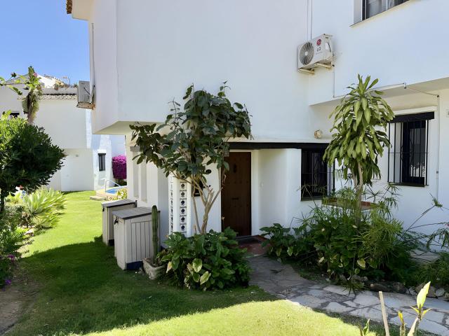Encantadora casa adosada en esquina en la parte baja de Cala. 129m² Mijas Costa