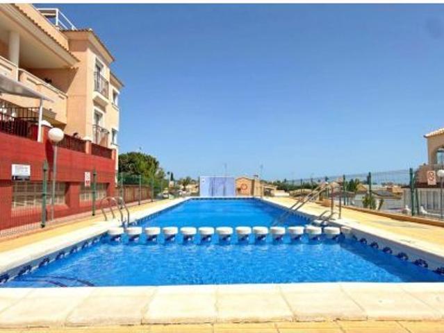 Encantadora casa adosada reformada con gran terraza y solárium – ¡A solo 10 minutos de las mejores p