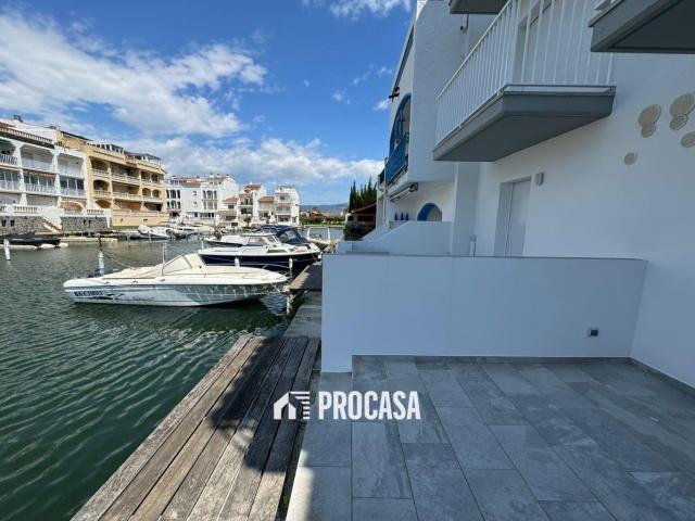 Encantadora casa al canal en Empuriabrava con amarre privado 122m² Empuriabrava