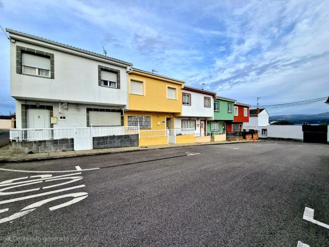 SE VENDE CASA PAREADA CON VISTAS A LA RIA Y MUY CENTRICA