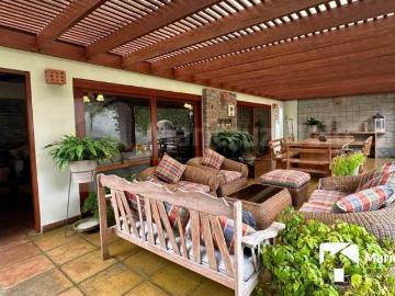 ENCANTADORA CASA CON AMPLIOS ESPACIOS VERDES