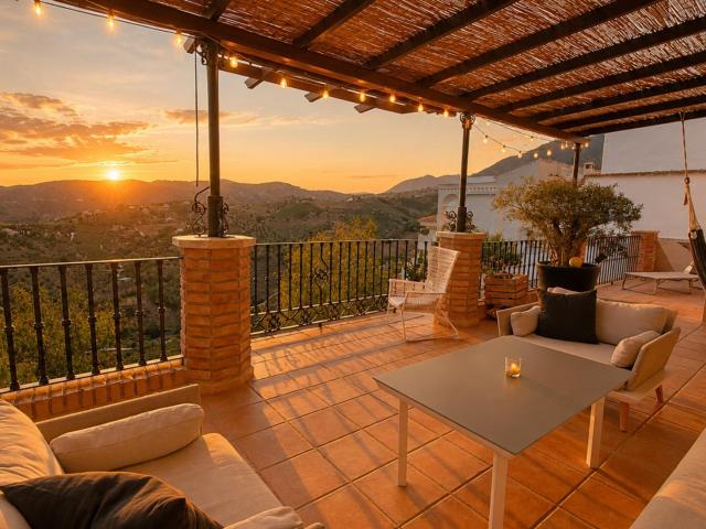 Encantadora casa con dos apartamentos independientes y licencia turística en el corazón de Frigiliana