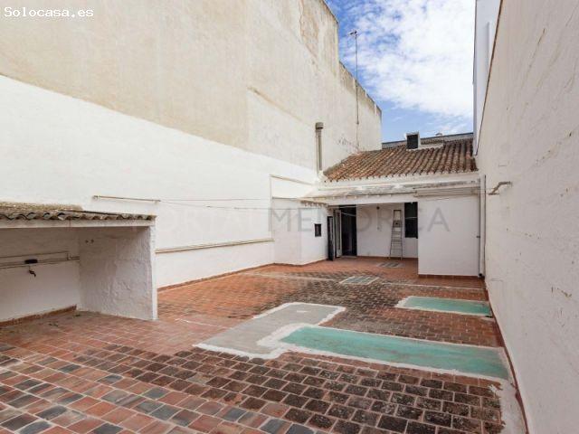 Encantadora casa con gran patio en el centro urbano