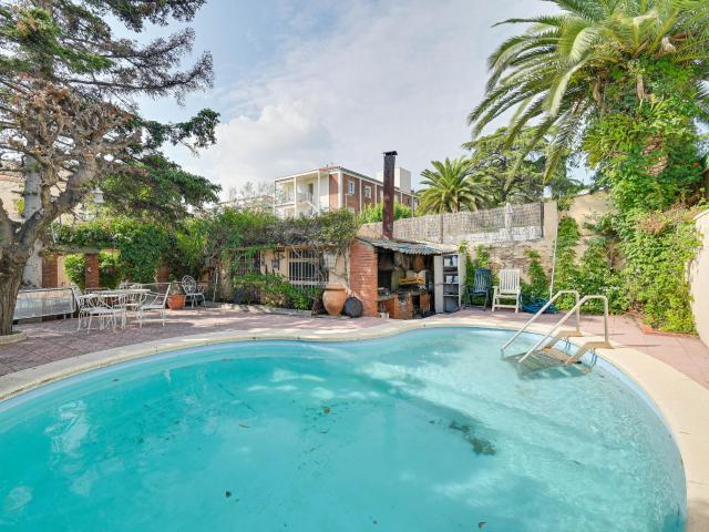 Encantadora casa con jardín y piscina en Barcelona — un oasis de tranquilidad