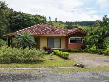 Encantadora casa de montaña de dos dormitorios en venta en Altos del Maria