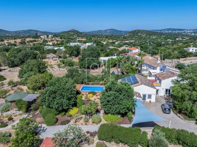 Encantadora Casa de Campo Algarve com Piscina, Lago de Peixes e Belos Jardins perto de São Brás de Alportel