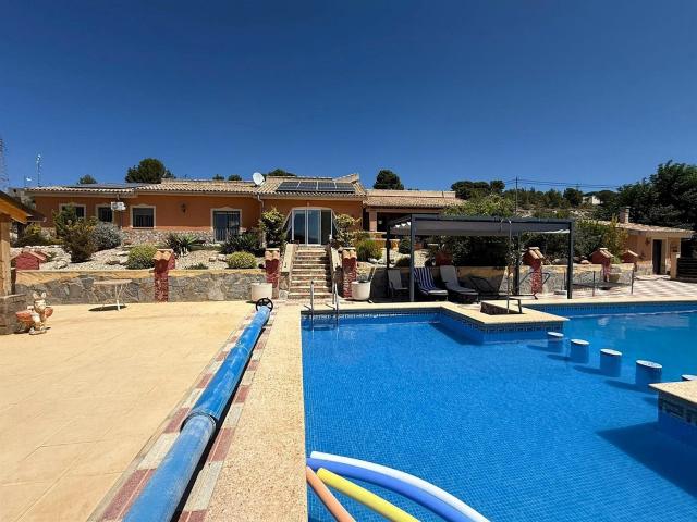 Encantadora casa de campo cerca de Castalla: ideal para una. 230m² Castalla