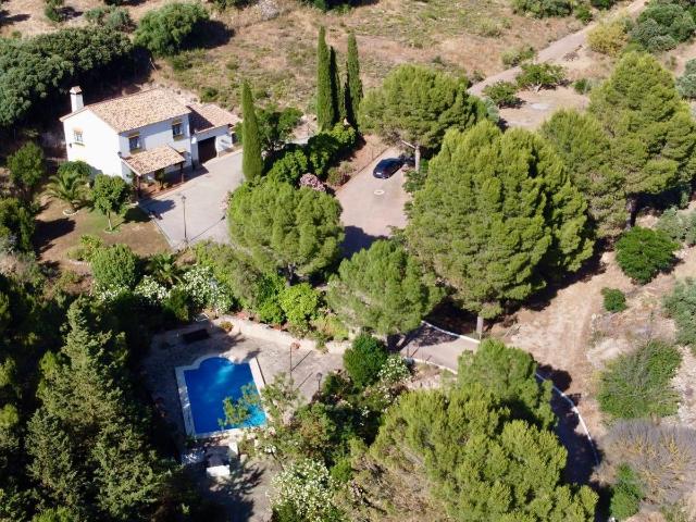 Encantadora casa de campo con 12 hectáreas, piscina y vistas al Torcal, a solo 8 minutos de Antequera