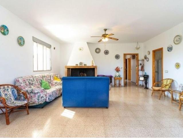 Encantadora Casa de Campo con Amplio Terreno y Posibilidades