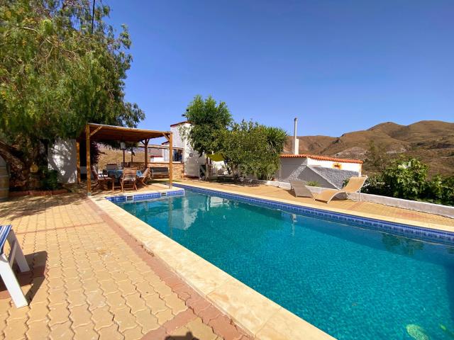 Encantadora casa de campo con piscina y vistas en Almería