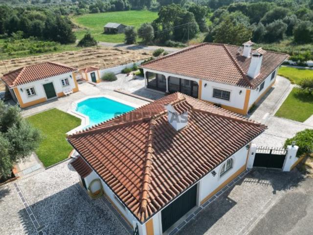 Encantadora casa de campo composta por 3 quartos, varios anexos e piscina localizada a poucos minutos de Tomar