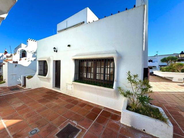 ¡Encantadora casa de estilo andaluz junto al mar en Puerto de la Duquesa!