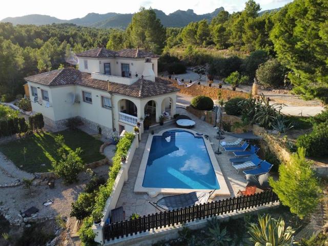 Encantadora casa de estilo español, con jardín y piscina en St Jordi y terreno HUTTE
