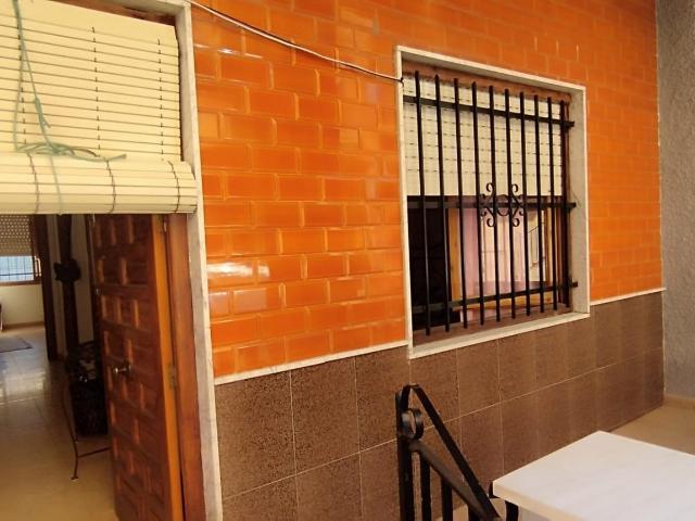 Encantadora Casa de Pueblo con Amplia Parcela en Catral