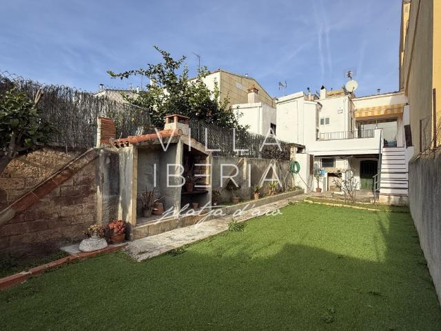 Encantadora Casa De Pueblo Con Jardín Soleado En Ubicación C. 70m² Sant Feliu de Guíxols